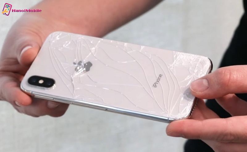 Nắp lưng iPhone XS bị nứt vỡ gây mất thẩm mỹ